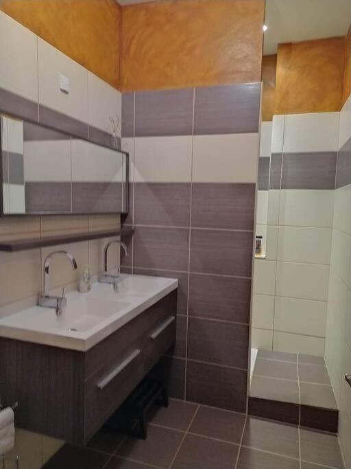 Appartement Spacieux Avec Grand Patio, 1Er Etage Sigean Kültér fotó